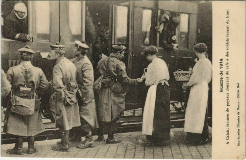 Carte postale ancienne Guerre Calais donnant café aux soldats à Calais