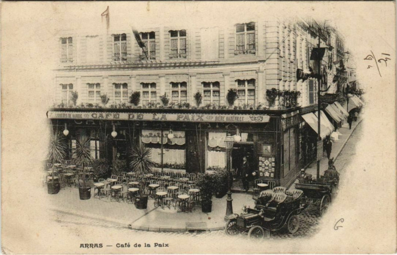Carte postale ancienne Arras Café de la paix à Arras