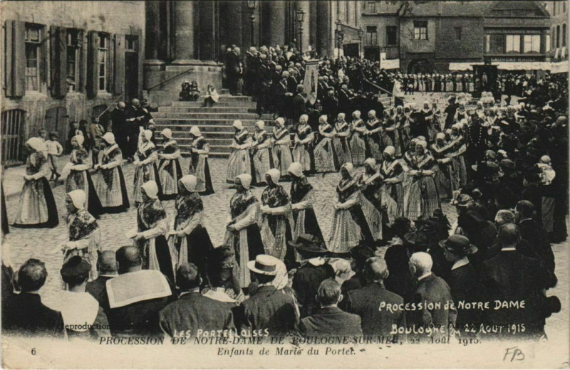 Carte postale ancienne Boulogne-Sur-Mer Procession de notre-dame à Boulogne-sur-Mer