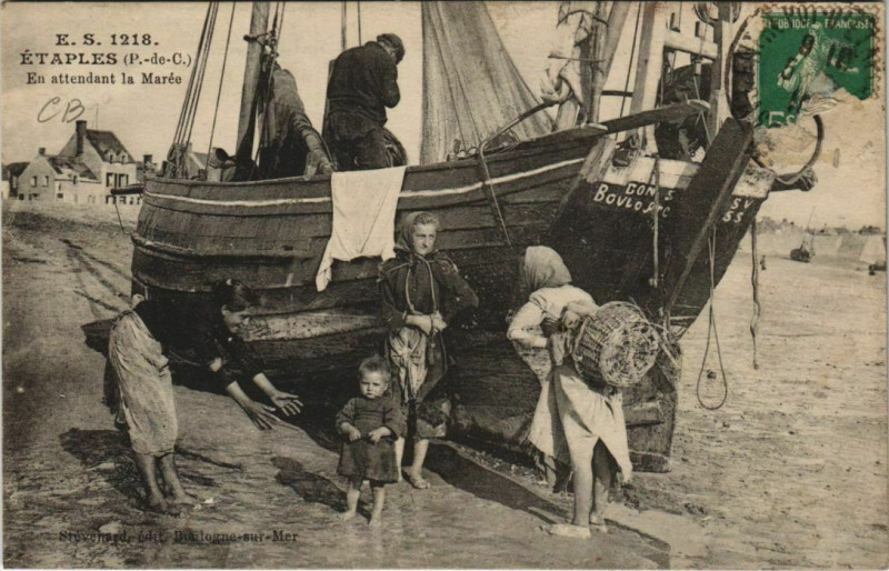 Carte postale ancienne Etaples En attendant la marée