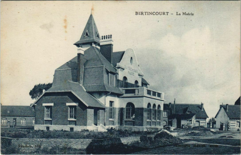Carte postale ancienne Bertincourt La Mairie à Bertincourt