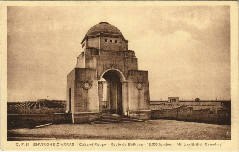 Carte postale ancienne Cabaret Rouge Route de Béthune Military British Cemetery à Béthune