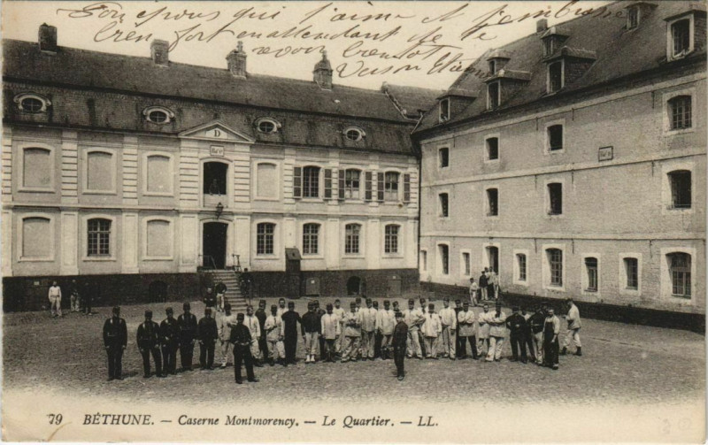 Carte postale ancienne Bethune Caserne Montmorency Le Quartier