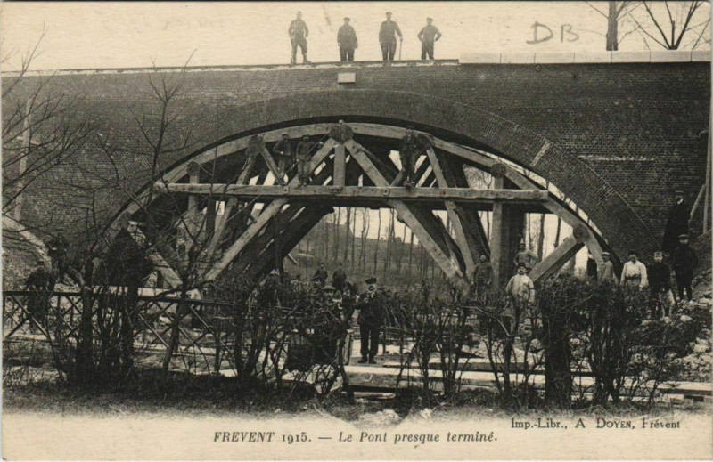 Carte postale ancienne Frevent Le Pont presque terminé