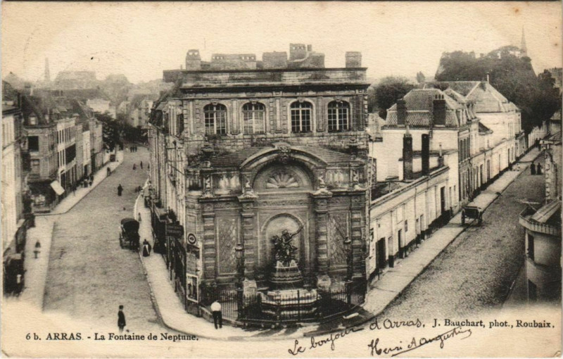 Carte postale ancienne Arras Fontaine de Neptune à Arras