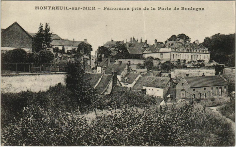 Carte postale ancienne Montreuil-Sur-Mer Panorama pris de la Porte de Boulogne à Montreuil
