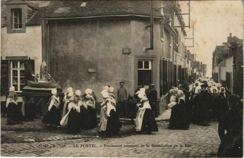 Carte postale ancienne Le Portel Procession revenant de la bénédiction de la Mer au Portel