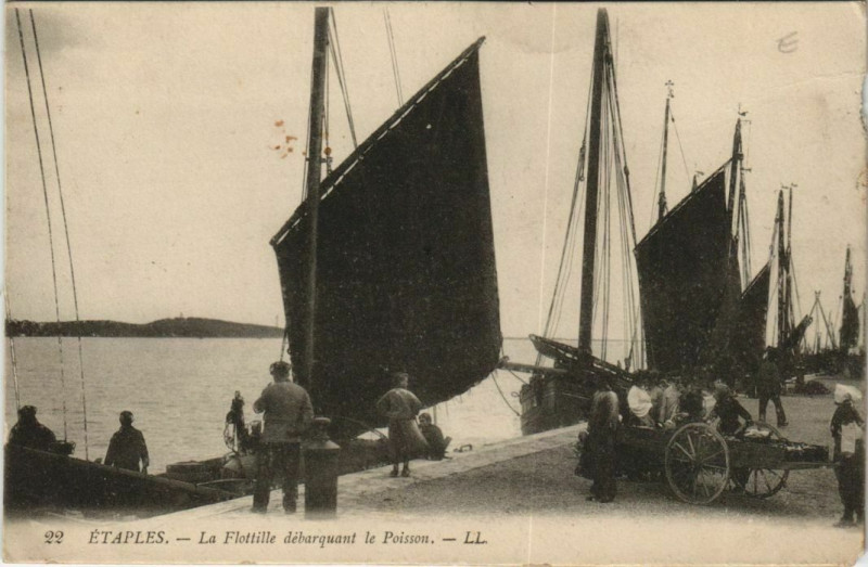 Carte postale ancienne Etaples La Flottille débarquant le Poisson