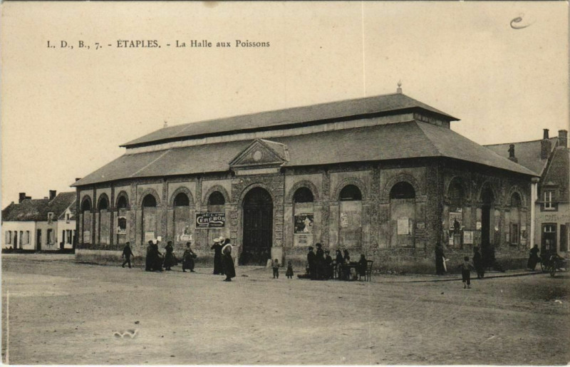 Carte postale ancienne Etaples halle aux poissons