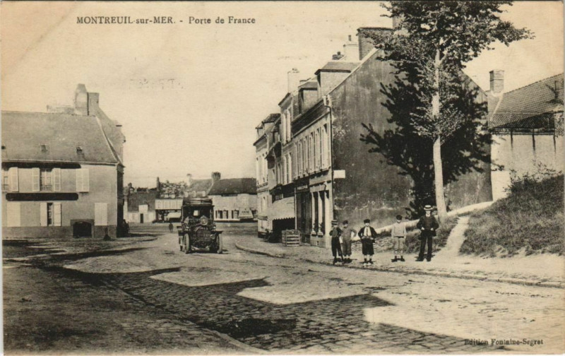 Carte postale ancienne Montreuil-Sur-Mer Porte de France à Montreuil
