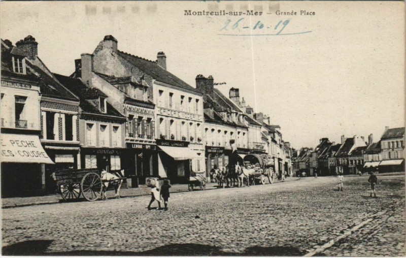Carte postale ancienne Montreuil-Sur-Mer Grande Place à Montreuil