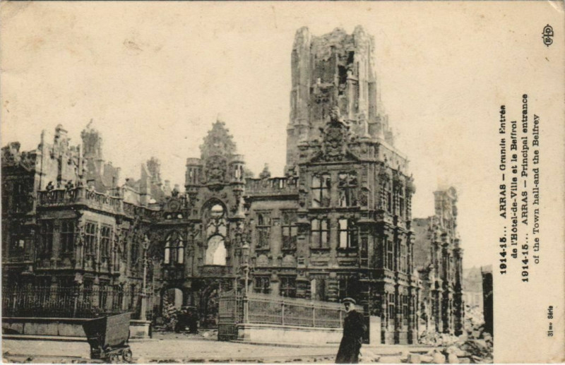 Carte postale ancienne Guerre Arras Hotel de Ville apres le bombardement à Arras