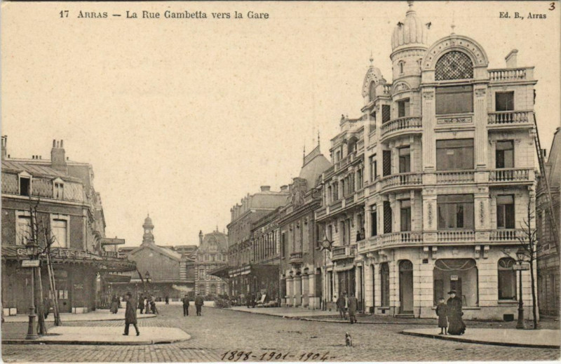 Carte postale ancienne Arras Rue Gambetta vers la Gare à Arras