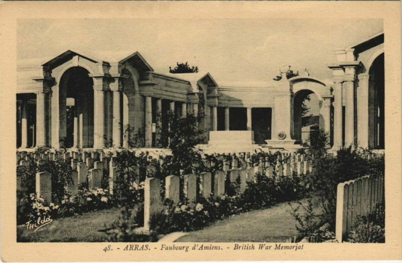 Carte postale ancienne Arras Faub d'Amiens British War memorial à Arras