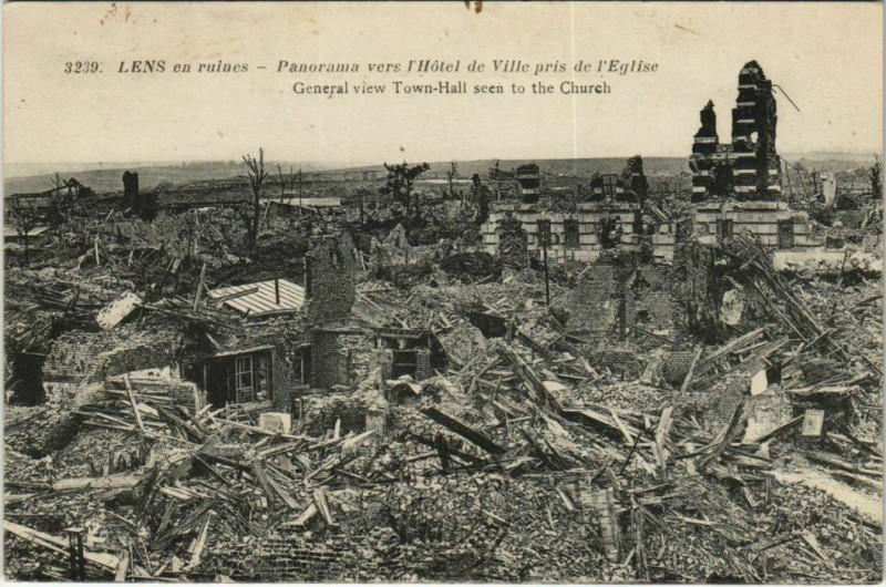 Carte postale ancienne Guerre Lens Panorama ver l'hotel de Ville à Lens
