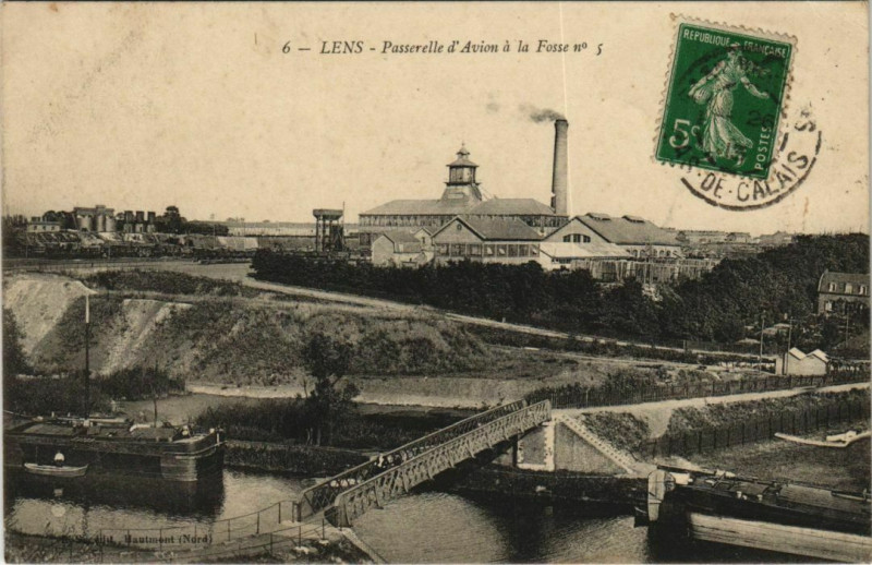 Carte postale ancienne Lens Passerelle d'Avion a la Fosse no 5 à Avion