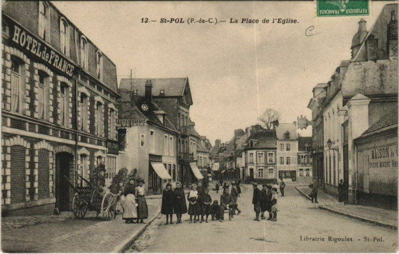 Carte postale ancienne Saint-Pol Place de l'Eglise
