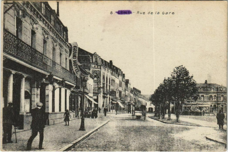 Carte postale ancienne Lens Rue de la gare à Lens