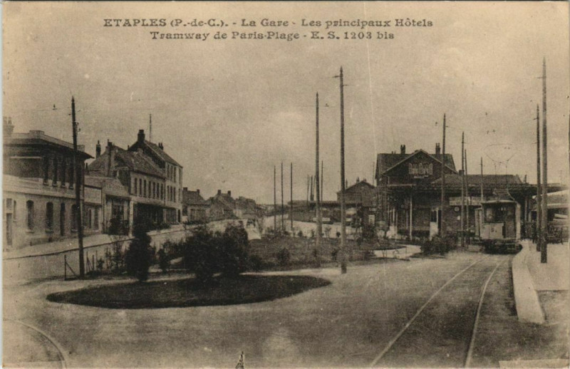 Carte postale ancienne Etaples La Gare Tramways