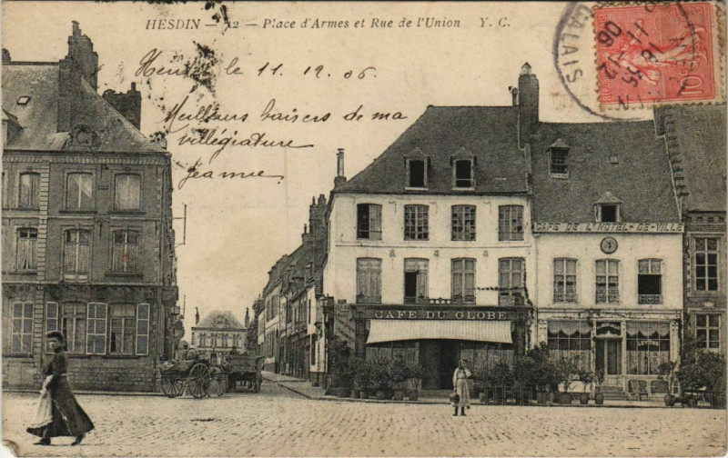 Carte postale ancienne Hesdin Place d'Armes Rue de l'union à Hesdin