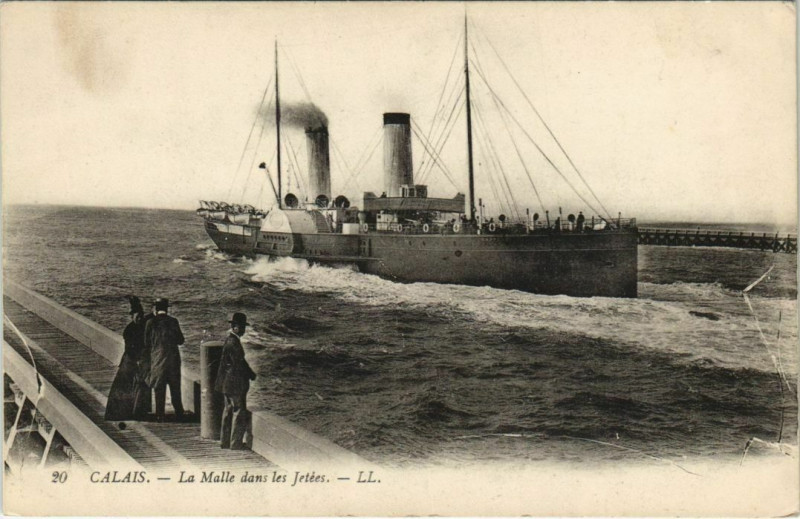 Carte postale ancienne Calais La malle dals les Jetées à Calais