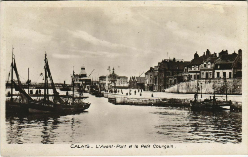 Carte postale ancienne Calais Avant-port et le Petit Courgain à Calais