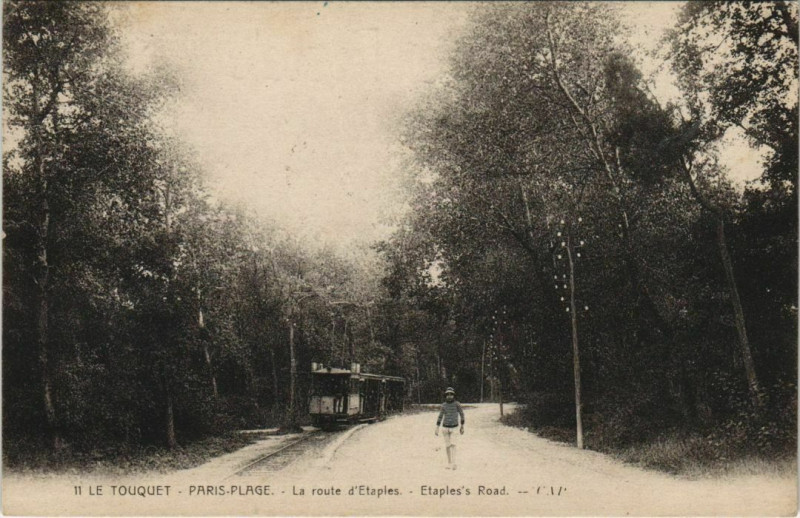 Carte postale ancienne Le Touquet-Paris-Plage Route d'Etaples au Touquet-Paris-Plage