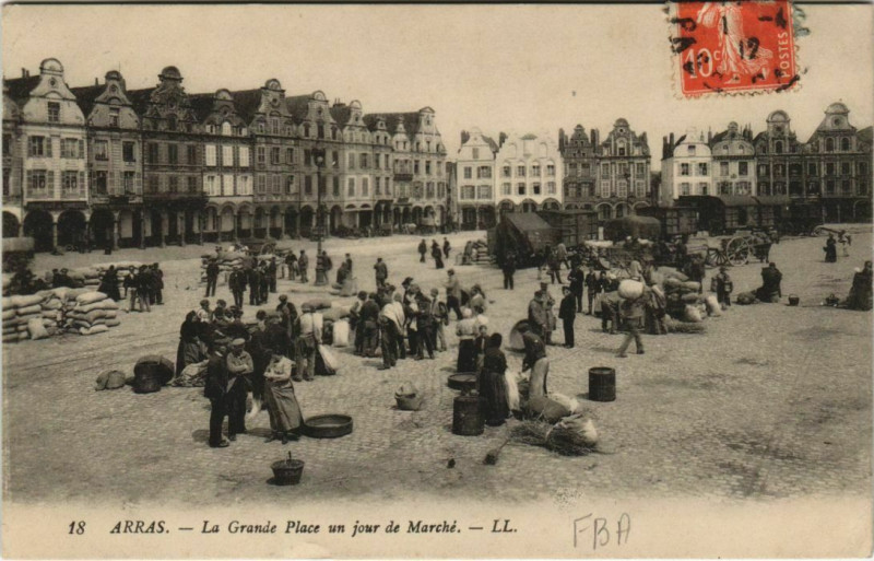 Carte postale ancienne Arras Grande Place un jour de Marché à Arras