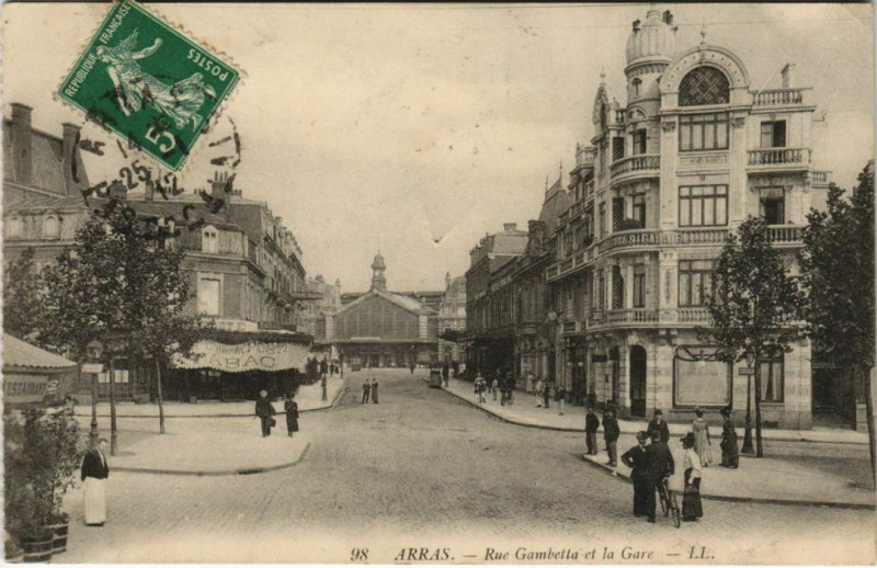 Carte postale ancienne Arras Rue Gambetta et la gare à Arras