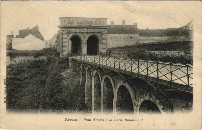 Carte postale ancienne Arras Pont d'Acces a la Porte Baudimont à Arras