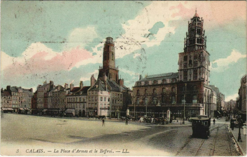 Carte postale ancienne Calais Place d'Armes et le Beffroi à Calais