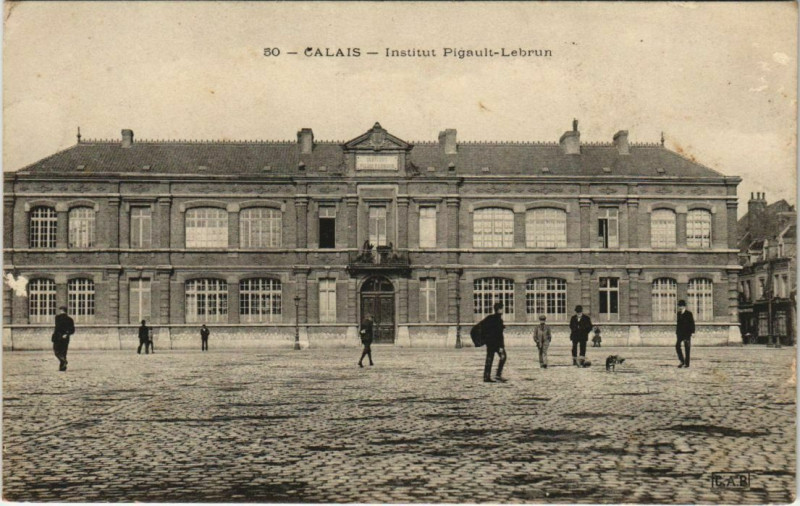 Carte postale ancienne Calais institut Pigault-Lebrun à Calais