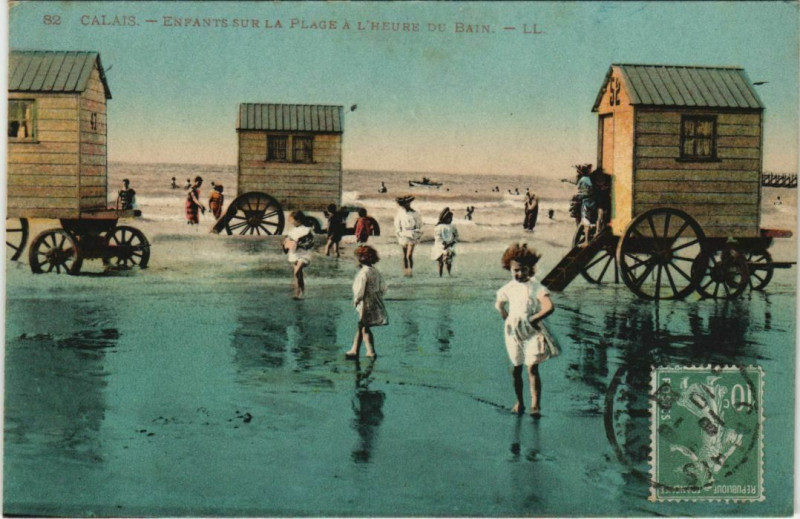 Carte postale ancienne Calais Enfants sur la Plage à Calais