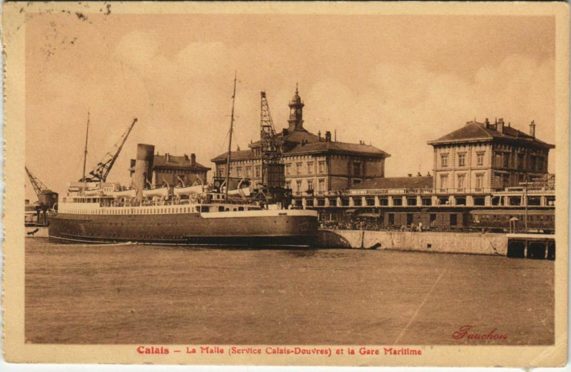 Carte postale ancienne Calais la malle et la gare Maritime à Calais