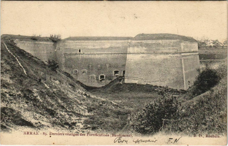 Carte postale ancienne Arras - Derniers vestiges des fortifications à Arras