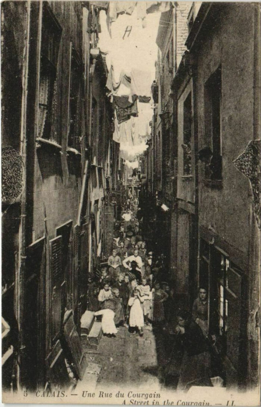 Carte postale ancienne Calais une rue du Courgain à Calais
