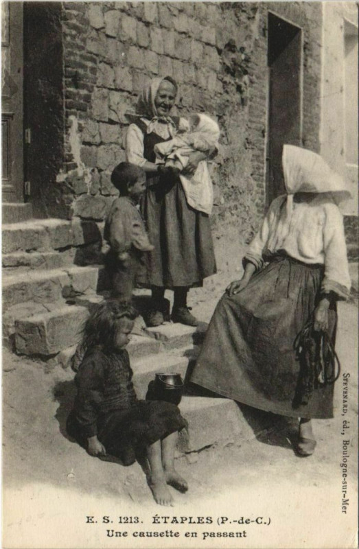 Carte postale ancienne Etaples une causette en passant