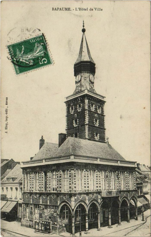 Carte postale ancienne Bapaume Hotel de Ville à Bapaume