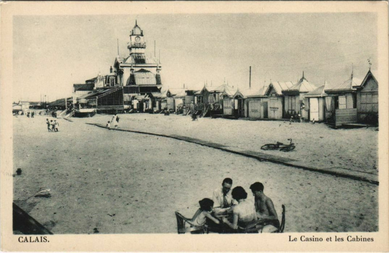 Carte postale ancienne Calais Le Casino et les cabines à Calais