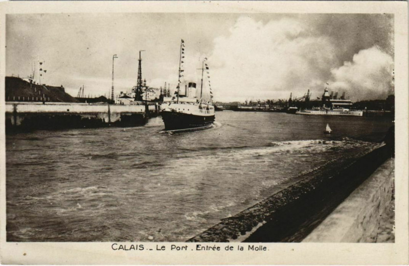 Carte postale ancienne Calais le Port Entrée de la Molle à Calais