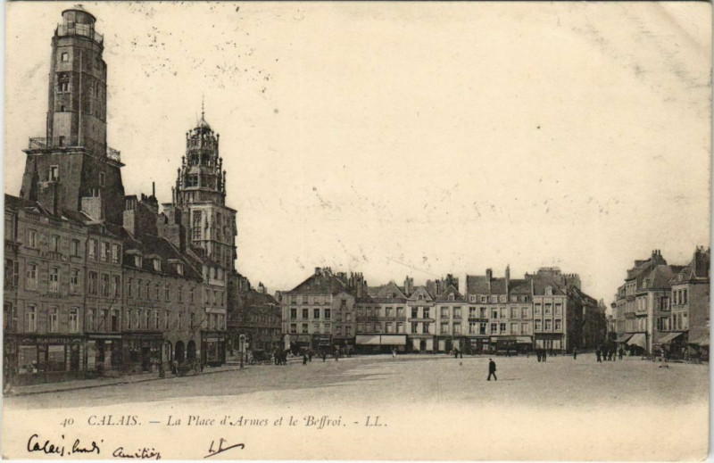 Carte postale ancienne Calais Place d'Armes et le Beffroi à Calais