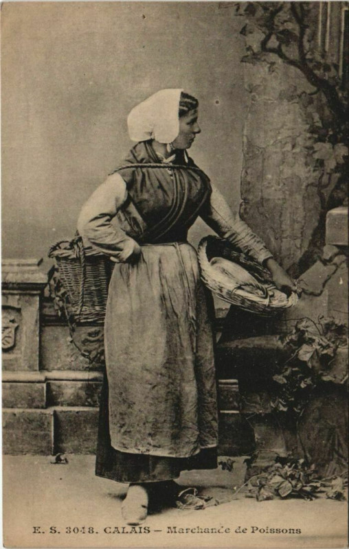 Carte postale ancienne Calais marchande de poisson à Calais