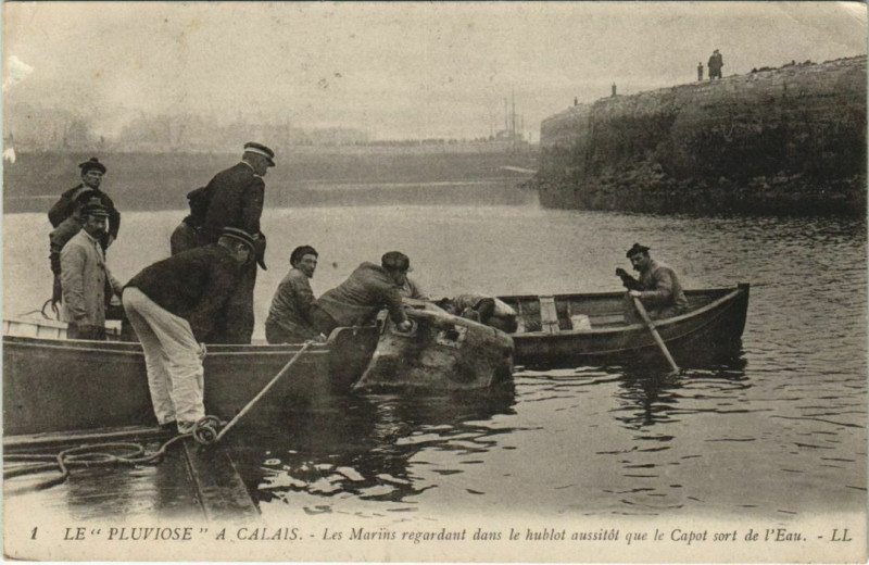 Carte postale ancienne Calais Le Pluviose Les marins à Calais