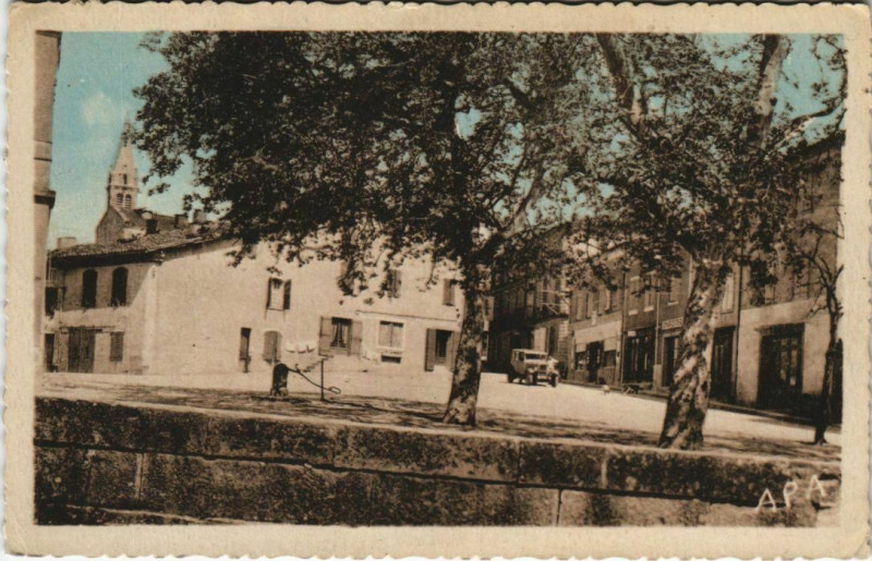 Carte postale ancienne Monclar-De-Quercy place de la mairie et Clocher à Monclar-de-Quercy