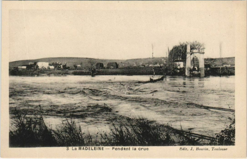 Carte postale ancienne La Madeleine Pendant la Crue