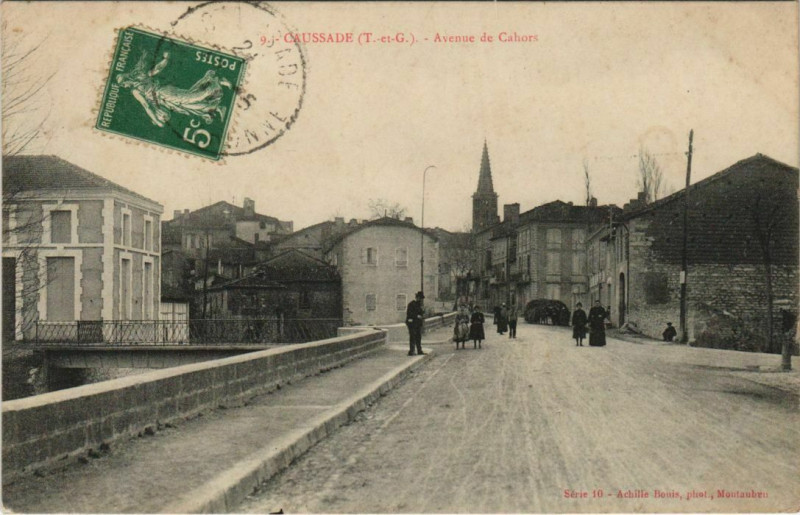 Carte postale ancienne Caussade Avenue de Cahors à Caussade