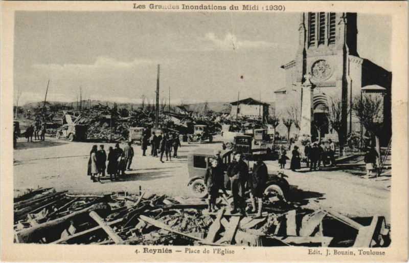 Carte postale ancienne Inondation Reynies Place de l'Eglise