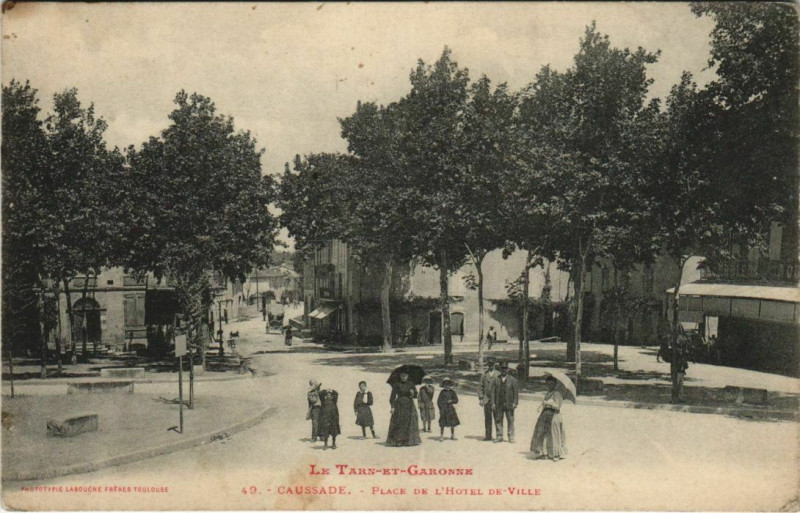 Carte postale ancienne Caussade place de l'hotel-de-Ville à Caussade