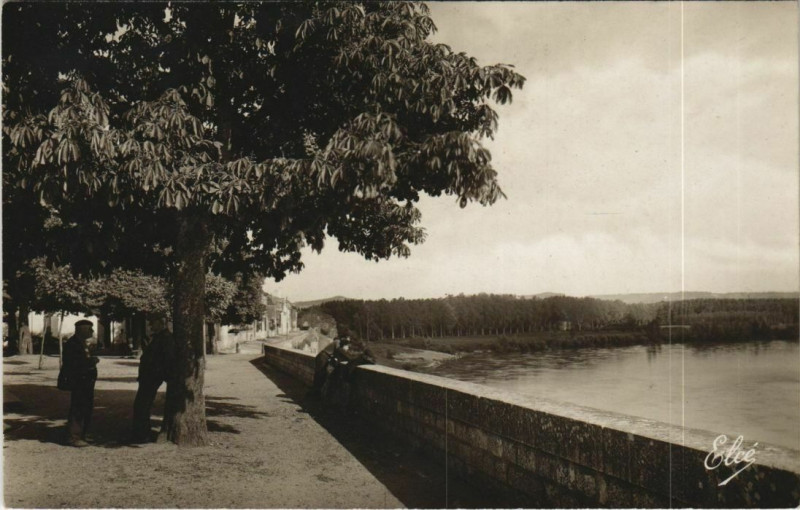 Carte postale ancienne Tonneins Esplanade Saint-Pierre et la garonne