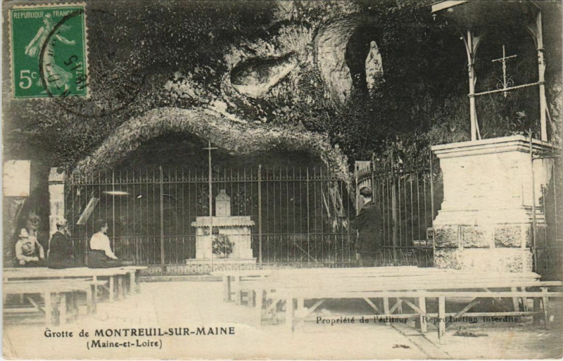 Carte postale ancienne Montreuil-Sur-Maine Grotte à Montreuil-sur-Maine